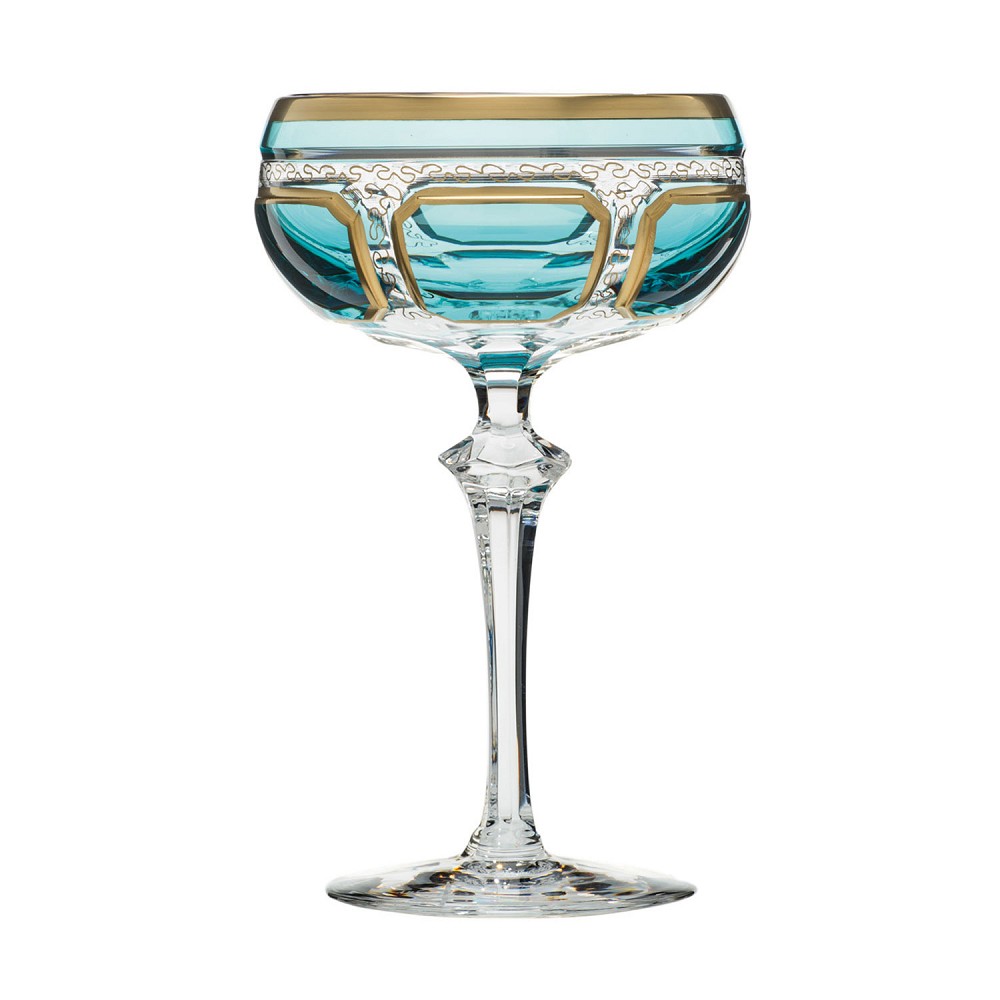 Élégant verre à cocktail « ARNSTADT KRISTALL » en cristal bleu azur. Bord du calice avec bande dorée, motifs dorés raffinés et ornements dans le verre turquoise. Long pied transparent, socle rond. Style antique.