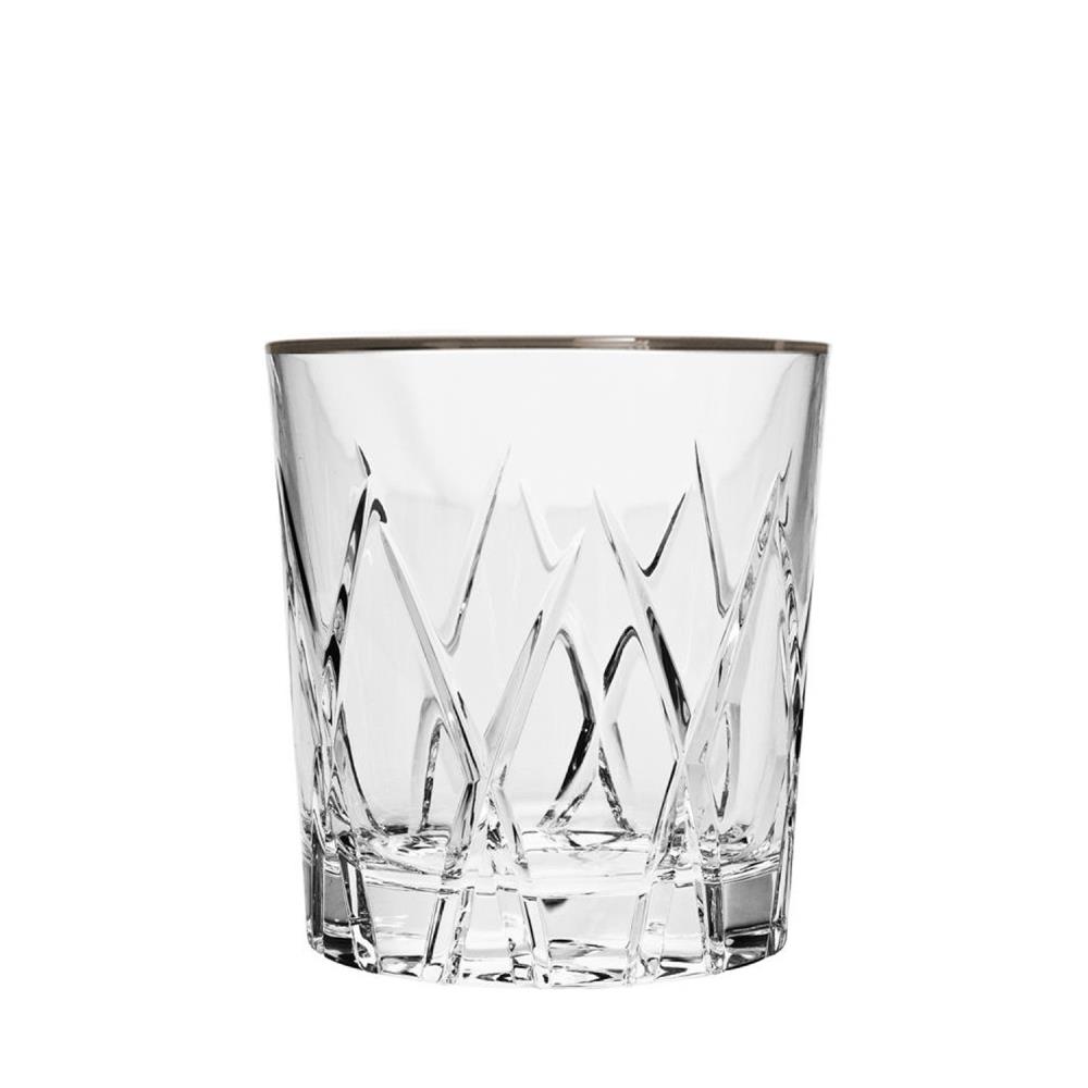 Klares, mundgeblasenes ARNSTADT KRISTALL Whiskyglas mit London-Schliff. Die Oberfläche ist mit schimmernden, diagonalen geometrischen Linien verziert, die das Licht einzigartig brechen. Der Rand ist fein platiniert.