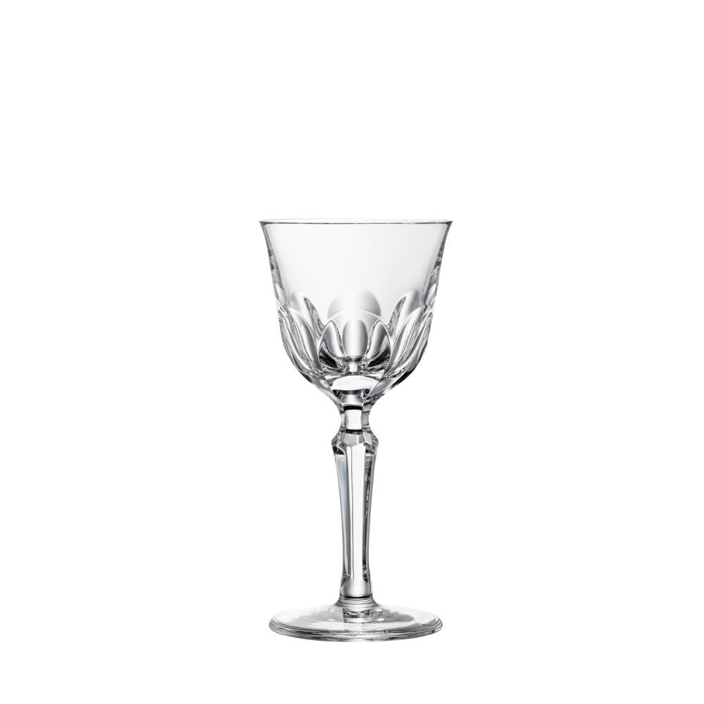 Elegantes Weissweinglas aus klarem Kristallglas auf weissem Hintergrund. Schlichter oberer Kelch, unten detailreicher Schliff wie geschwungene Blätter/Blüten. Schlanker facettierter Stiel, stabiler runder Fuss. ARNSTADT KRISTALL.