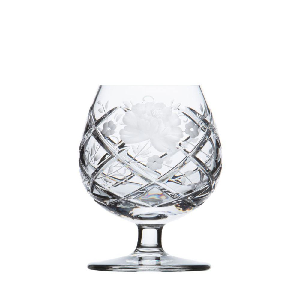 Ein bauchiges Kristall-Cognacglas mit kurzem Stiel und runder Basis, kunstvoll verziert. Die Oberfläche zeigt ein detailliertes, mattiertes Blumenmuster, umgeben von einem diagonalen Gittermuster, das Licht reflektiert.
