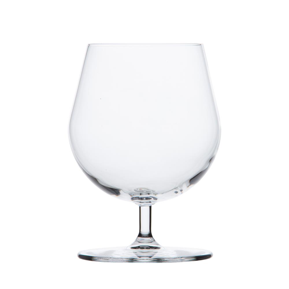 Klares, 12 cm hohes Cognacglas aus Kristallglas auf weißem Hintergrund. Bauchiger Kelch, kurzer Stiel, flacher Fuß. Elegantes, leeres Glas reflektiert Licht und zeigt puristisches Design, hochwertige Handwerkskunst für Aromaentfaltung.