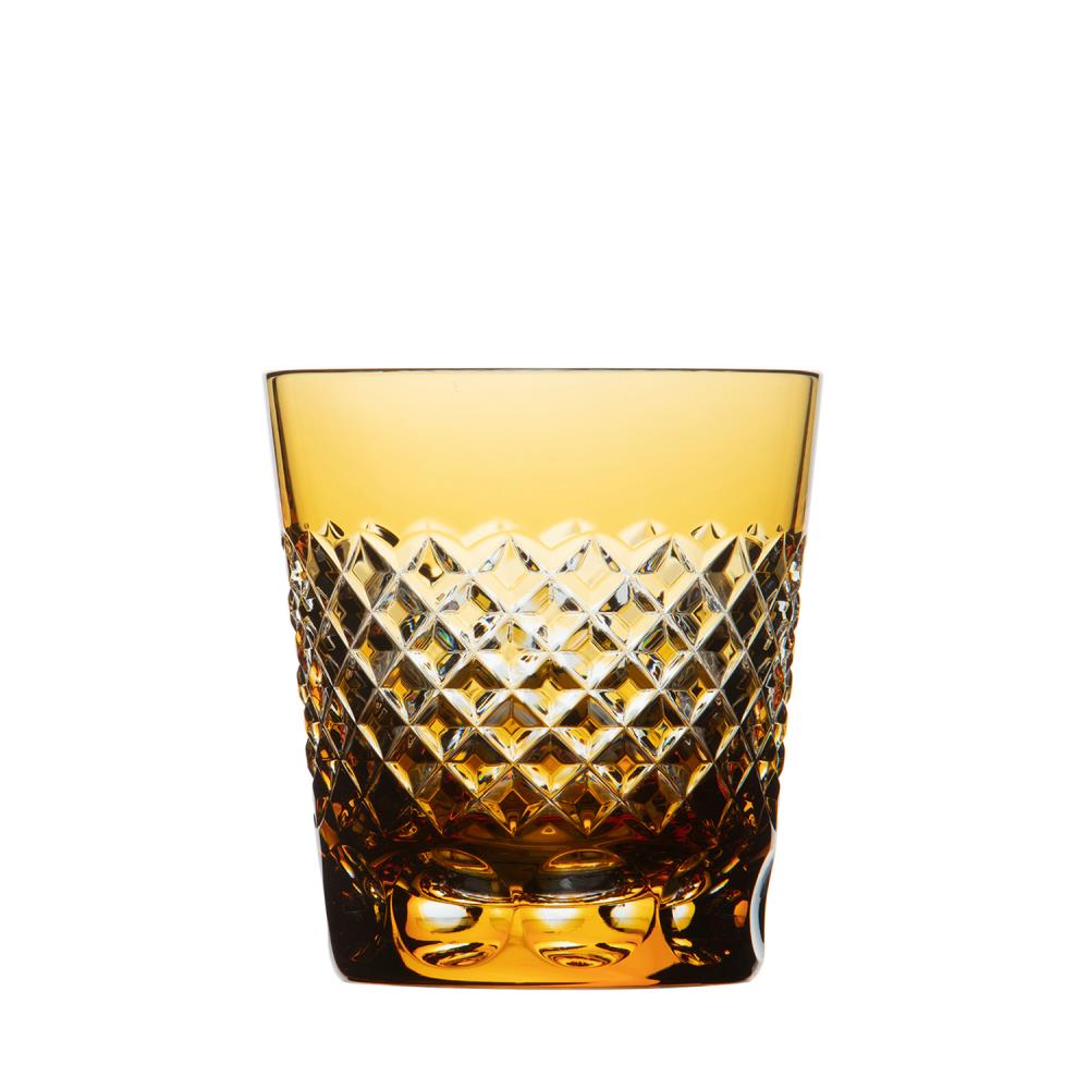 Verre à boire en cristal ambré « ARNSTADT KRISTALL », motif à carreaux brillamment taillé à la main dans la partie inférieure. Bord supérieur lisse, verre translucide. Facettes soufflées à la bouche reflètent la lumière.
