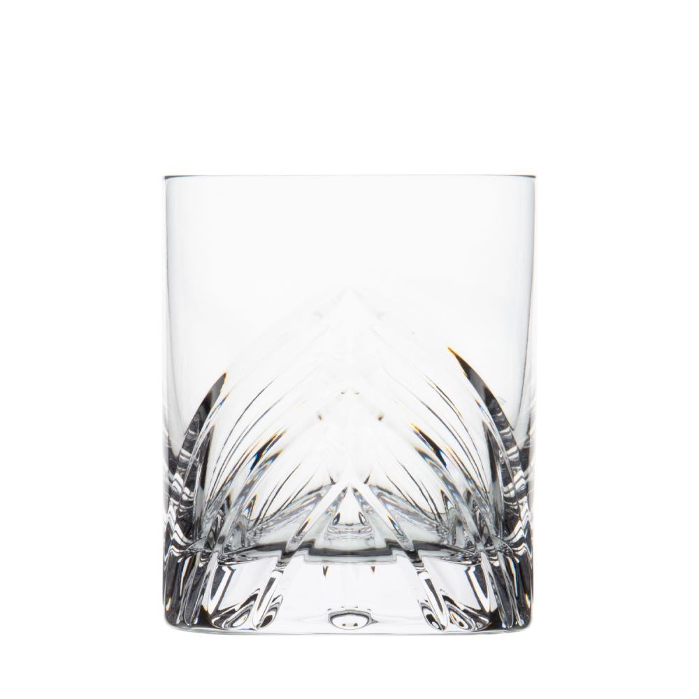 Ein schweres, klares Whiskyglas aus Kristallglas, geschliffen mit opulentem, symmetrischem Muster, das von der dicken Basis nach oben zuläuft und an Flügel erinnert. Oben glatte Ränder. Handgefertigt, glänzt mit Facetten.