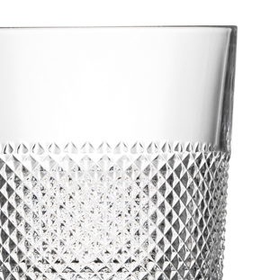 Klares Kristall-Whiskyglas mit detailreichem Schliffmuster aus dicht aneinandergereihten, glänzenden Rauten. Das Muster bedeckt den Großteil der Glaswand und fängt das Licht ein; der obere Rand bleibt glatt.