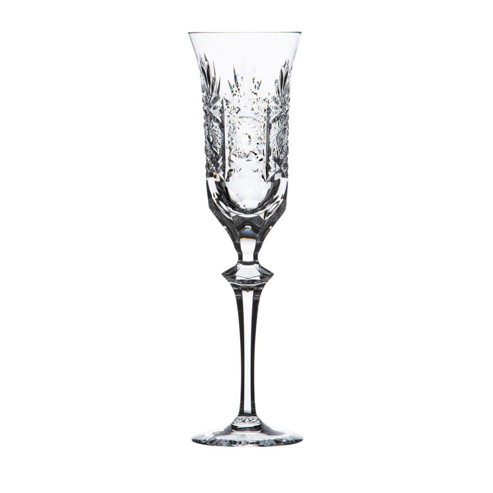Hohes, klares Kristall-Sektglas mit aufwendigen, geschliffenen Mustern am oberen Kelch. Schlanker Stiel mit dekorativer Verzierung am Übergang zum Kelch, runder Fuß. Edles Dresden-Design, 26,2 cm hoch.