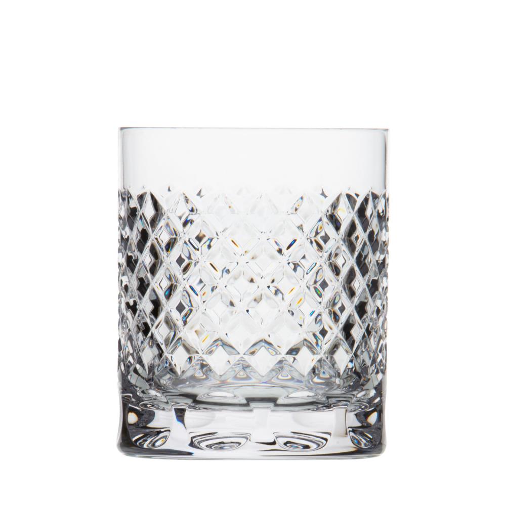 Leeres, klares Whiskyglas aus ARNSTADT KRISTALL auf weißem Hintergrund. Präzises diagonales Karomuster, das Licht bricht und reflektiert. Dicker, stabiler Boden verleiht dem 9 cm hohen Glas edle Robustheit.