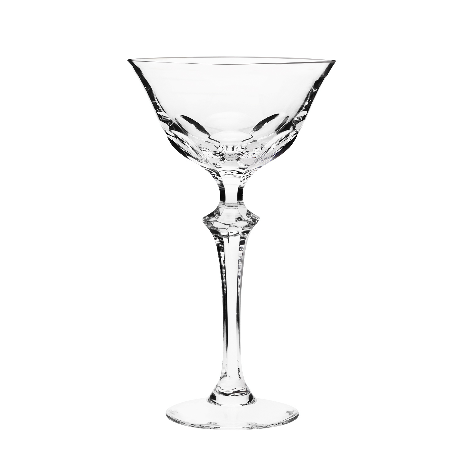 Klares Kristall-Cocktailglas im Palais-Stil auf weißem Hintergrund. Weiter V-förmiger Kelch, unten kunstvoll geschliffene Facetten. Eleganter Stiel mit markanter Verzierung, stabiler runder Fuß.