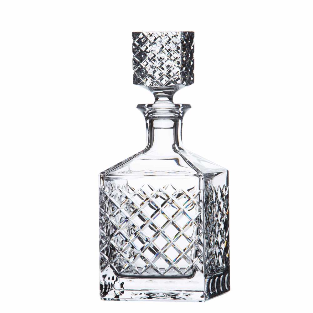 Elegante, leere Whiskykaraffe aus Bleikristall mit brillantem Tiefenschliff im Karo-Muster, das Licht reflektiert. Die mundgeblasene Karaffe hat einen quadratischen Korpus und einen passenden geschliffenen Kristallstopfen. Weißer Hintergrund.