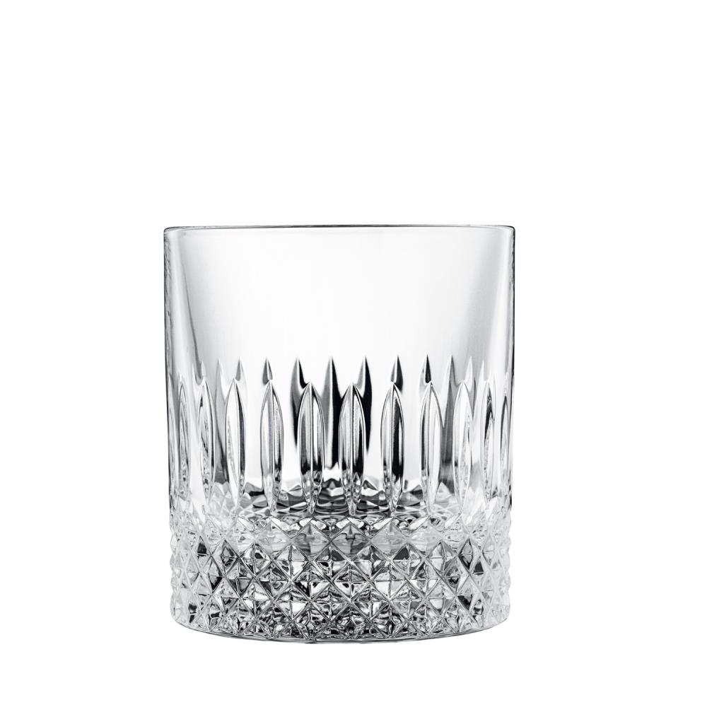 Ein klares Whiskyglas aus funkelndem Kristall mit aufwendigen Schliffen. Der untere Bereich des Glases ist mit einem Rautenmuster verziert, darüber befinden sich spitze, vertikale Gravuren, die das Licht brechen und das Glas elegant wirken lassen.