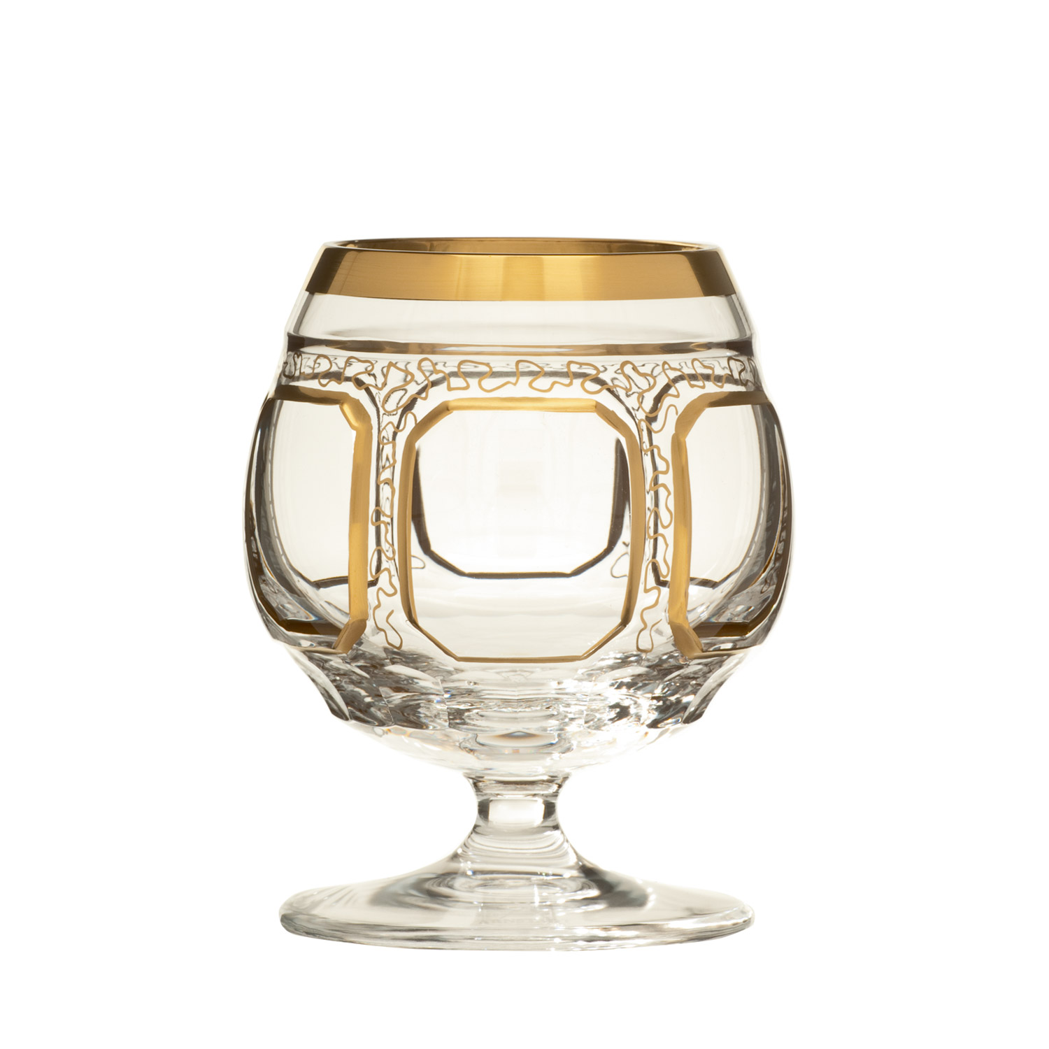 Klares Kristall-Cognacglas mit breitem Goldrand und filigranen goldenen Mustern auf dem bauchigen Korpus. Die Muster zeigen verbundene abgerundete Rechtecke und geschwungene Linien. Kurzer Stiel, stabiler runder Fuß. Elegant und hochwertig.